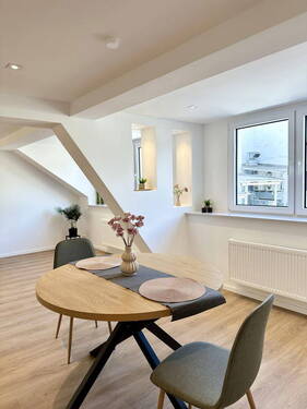 Wohnzimmer/Essbereich - Kernsanierte helle 3-ZKB Dachgeschosswohnung in Lahnstein