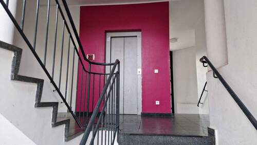 Treppenhaus mit Aufzug - 