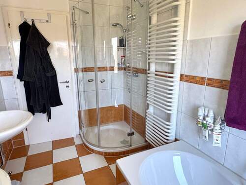 ...mit bodentiefer Dusche - 