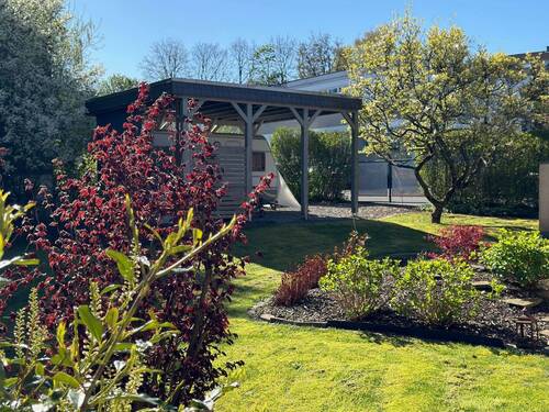 Gartenblick zum Doppelcarport - 