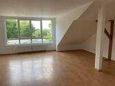 Wohnzimmer - Sehr schöne, renovierte 2-Zimmer-Dachgeschoss-Wohnung mit Einbauküche - nur schriftliche Anfragen -