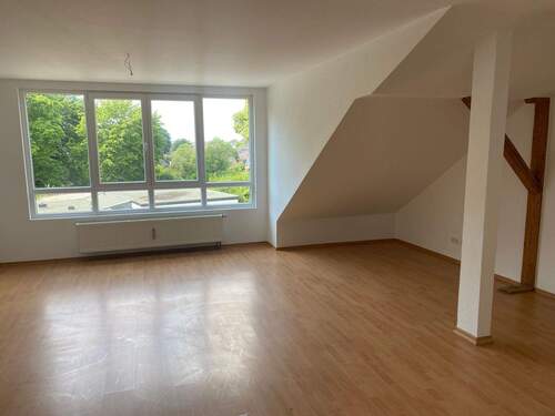 Wohnzimmer - Sehr schöne, renovierte 2-Zimmer-Dachgeschoss-Wohnung mit Einbauküche - nur schriftliche Anfragen -