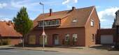 Straßenseite von Nordwesten - Großes Wohn- u. Geschäftshaus mit Wintergarten, Dachterrasse, Fernwärme u. kpl. Fußbodenheizung