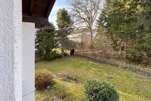 Blick in den Garten! - BERNRIED: ARCHITEKTENHAUS MIT ZWEI WOHNEINHEITEN UND IDYLLISCHEM GARTEN
