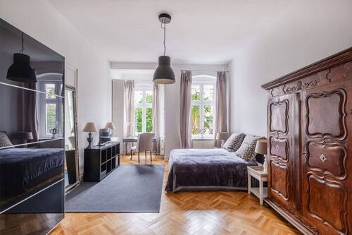 Schlafzimmer mit Erker - 4 Zimmer Etagenwohnung in Berlin-Friedrichshain