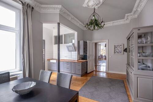 Berliner Zimmer mit Einbauküche und Essbereich - 