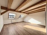 Großes Wohnzimmer - Großzügige Dachgeschosswohnung mit Tageslichtbad