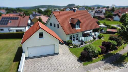 Innen wie außen einfach top gepflegt! - Schönes Mehrgenerationenhaus für 'alt und jung'! Lauterhofen: Auf dem Land leben, wie in der Stadt!