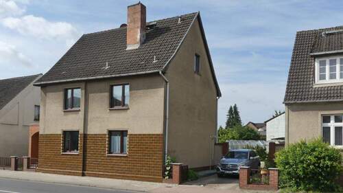 Wohnhaus mit breiter Einfahrt - 