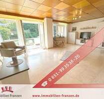 Weitläufiges, einzugsbereites Familienidyll mit Traumgarten und Bachlauf - 3 Balkone, Garage, Ausbaureserve & 3 Bädern! - Mandern