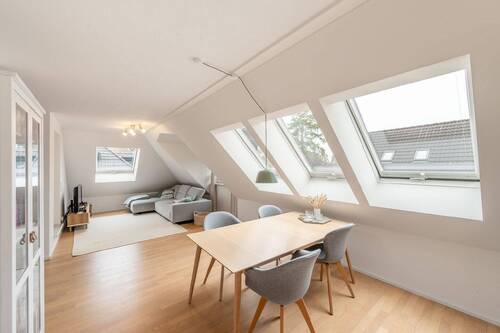 Wohnzimmer - AIGNER - Ihr neues Zuhause: Lichtdurchflutete Dachgeschosswohnung mit großzügigem Raumangebot!