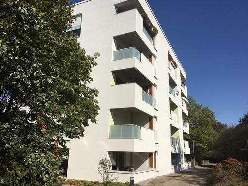 Seitliche Ansicht des Wohnhauses mit Balkonen - 3 Zimmer Etagenwohnung zur Miete in Darmstadt