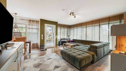 Wohnzimmer 1 - Wohnen mit Loft-Charakter: Modernisierte Erdgeschosswohnung mit großer Terrasse