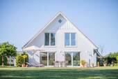 Südseite mit Terrasse - 'Skandinavisches Holzhaus' in Toplage - naturnah und doch zentral gelegen