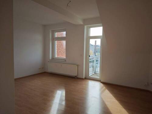 Wohnzimmer mit Balkon - 3 Zimmer Etagenwohnung in Chemnitz