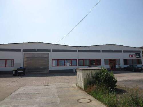 Blick auf den Hof mit Rolltor - Halle zum Kaufen in Großenhain