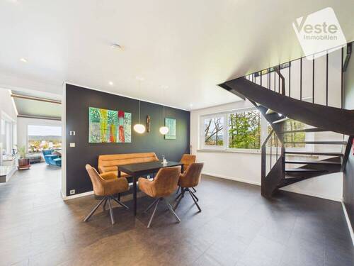 EG: Esszimmer mit Waldblick und Treppe zur Galerie - Einfamilienhaus mit 285,00 m&sup2; in Neustadt b.Coburg zum Kaufen