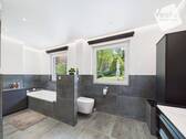 EG: Bad mit Wanne, Dusche und WC - 