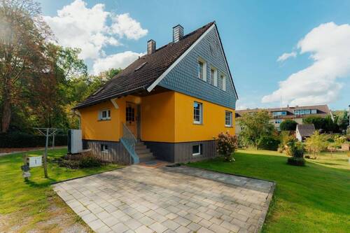 Außenansicht Frontansicht - Wärmepumpe - EFH mit Potential in ruhiger Lage