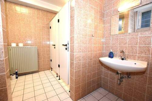 2 Herren-WCs plus Urinal.JPG - 