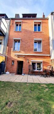 Gebäude Rückseite mit Sonnenterrasse. - 