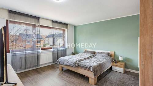 1. OG Schlafzimmer 1 - 