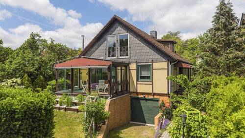 Hausansicht - Freistehend, grün, flexibel: Ihr Haus mit Entwicklungspotenzial - Jetzt entdecken!