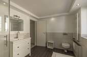 großes Badezimmer - 