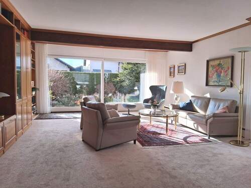 Wohnzimmer mit Zugang zur Terrasse - 5 Zimmer Bungalow zum Kaufen in Herrenberg