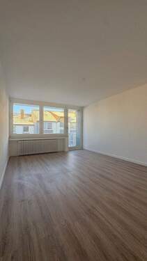 Wohnzimmer mit Balkon - Moderne 3-Zimmer-Wohnung mit neuem Bad, Balkon und Keller - familienfreundlich in Waldbröl