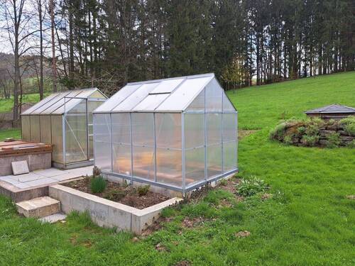 Garten mit Gewächshäusern und Wasserbecken zum direkten Gießen - 