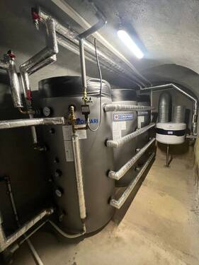 mit 2400 l Pufferspeicher und Wärmepumpe - 