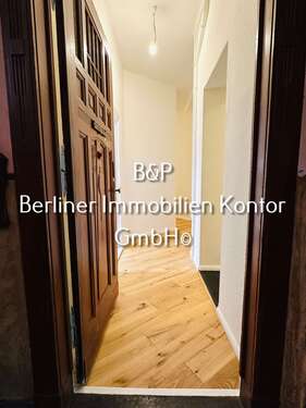 Eingangsbereich - Renovierte zwei-Zimmer-Wohnung Hochparterre in zentraler Kiezlage