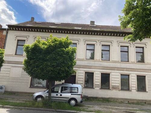 Hausansicht - 1 Zimmer Mehrfamilienhaus, Wohnhaus zum Kaufen in Aschersleben