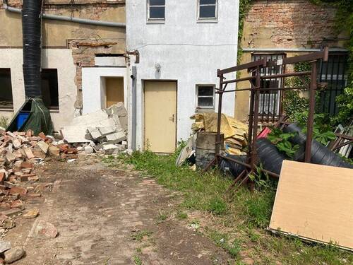 Hausansicht hinten - 1 Zimmer Mehrfamilienhaus, Wohnhaus in Aschersleben