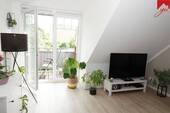 Wohnzimmer mit Zugang zum Balkon - 