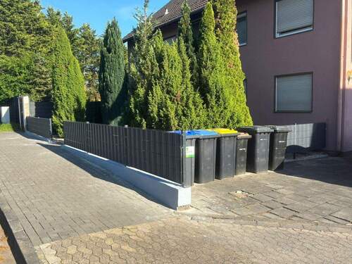 Müllbereich und Parkplätze - 