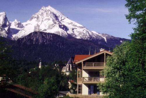 Haus mit Watzmann im Hintergrund - 2 Zimmer Etagenwohnung in Berchtesgaden
