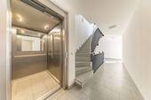 Treppenhaus mit Aufzug - 