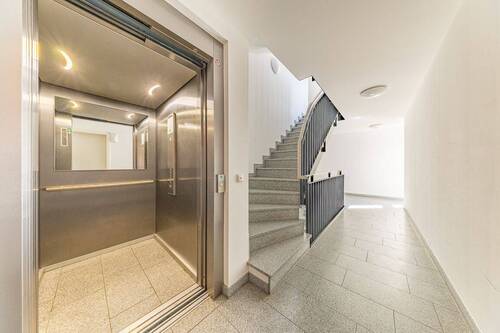 Treppenhaus mit Aufzug - 