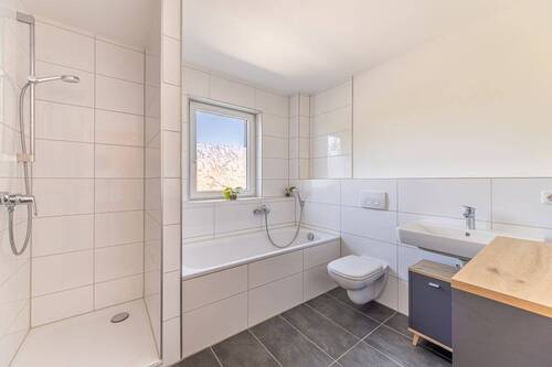 Badezimmer mit Dusche und Badewanne - 