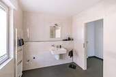 Badezimmer EG-Türseite - Mehrfamilienhaus, Wohnhaus mit 161,20 m² in Gütersloh zum Kaufen