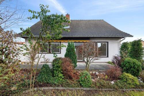 Blick vom Garten auf das Haus und die Terrasse - Familienidylle im Süden Berlins - umfassend renoviert und einzugsbereit