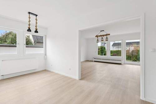 Ess-- und Wohnzimmer - 6 Zimmer Einfamilienhaus in Berlin