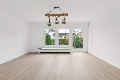 Wohnzimmer mit Ausgang zur Terrasse - 