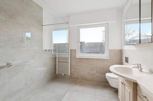 Geräumiges Badezimmer im EG - 