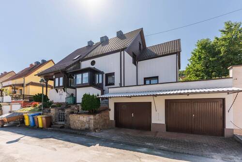Straßenansicht - DHH am Schlegelsberg - Top-Lage, viel Platz, traumhafter Garten.