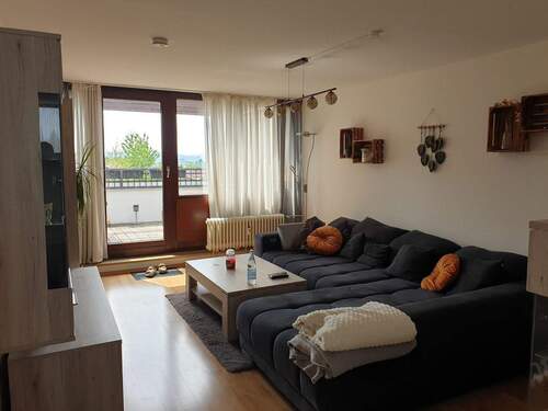 Wohnbereich Richtung Balkon - Großzügig geschnittene 2-Zimmerwohnung mit tollem Balkon in Würzburg Lengfeld