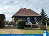 Hinteransicht - Wohnen am Wasser: Charmantes 3,5-Zimmer-Einfamilienhaus mit Kamin, möbliert, bezugsfertig mit direktem Wasserzugang am Löbitzsee