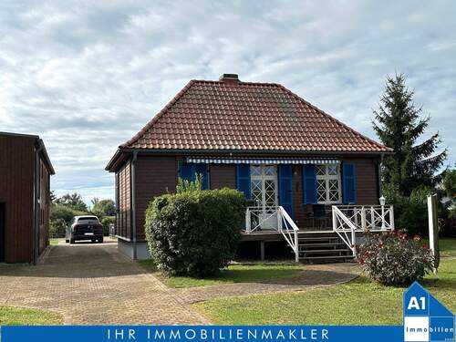 Hinteransicht - Wohnen am Wasser: Charmantes 3,5-Zimmer-Einfamilienhaus mit Kamin, möbliert, bezugsfertig mit direktem Wasserzugang am Löbitzsee
